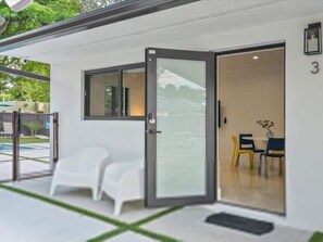 Outdoor dining - Sleek & Modern Miami Getaway with Pool Oasis (Miami)