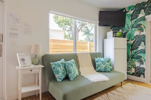 TV, offices - Peaceful Casita Florida with Free Parking (Hollywood)