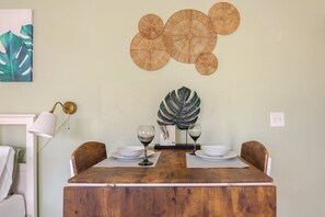 Dining - Peaceful Casita Florida with Free Parking (Hollywood)