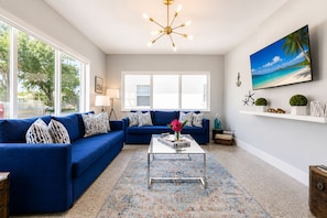 TV, offices - Peaceful Beach Oasis with Free Parking (Hollywood)