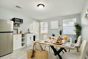 Dining - Tranquil Retreat: King Bed, Office, Patio (Lakeland)