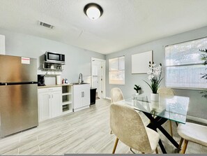 Fridge, microwave, coffee/tea maker, toaster - Tranquil Retreat: King Bed, Office, Patio (Lakeland)