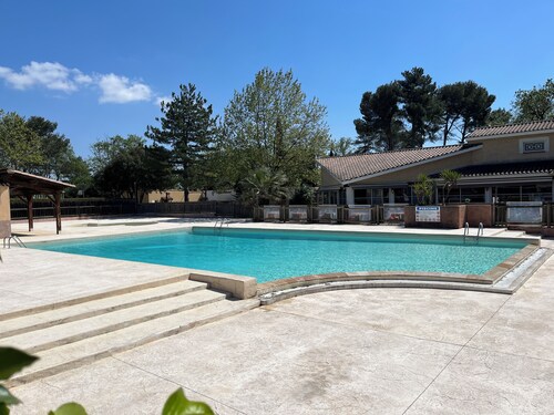 Maisonnette climatisée avec piscine dans le Gard provençal