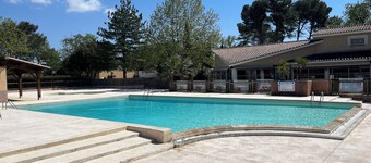 Air-conditioned cottage with swimming pool in the Gard provençal region