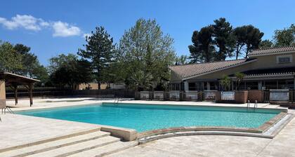 Maisonnette climatisée avec piscine dans le Gard provençal