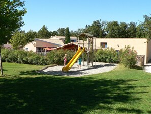 Children’s area - Air-conditioned cottage with swimming pool in the Gard provençal region (Gaujac)