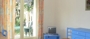 Air-conditioned cottage with swimming pool in the Gard provençal region