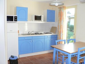 Private kitchen - Air-conditioned cottage with swimming pool in the Gard provençal region (Gaujac)