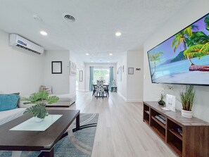 TV, offices - Tropical Villa, King Bed, Pool, Top Location (Fort Lauderdale)