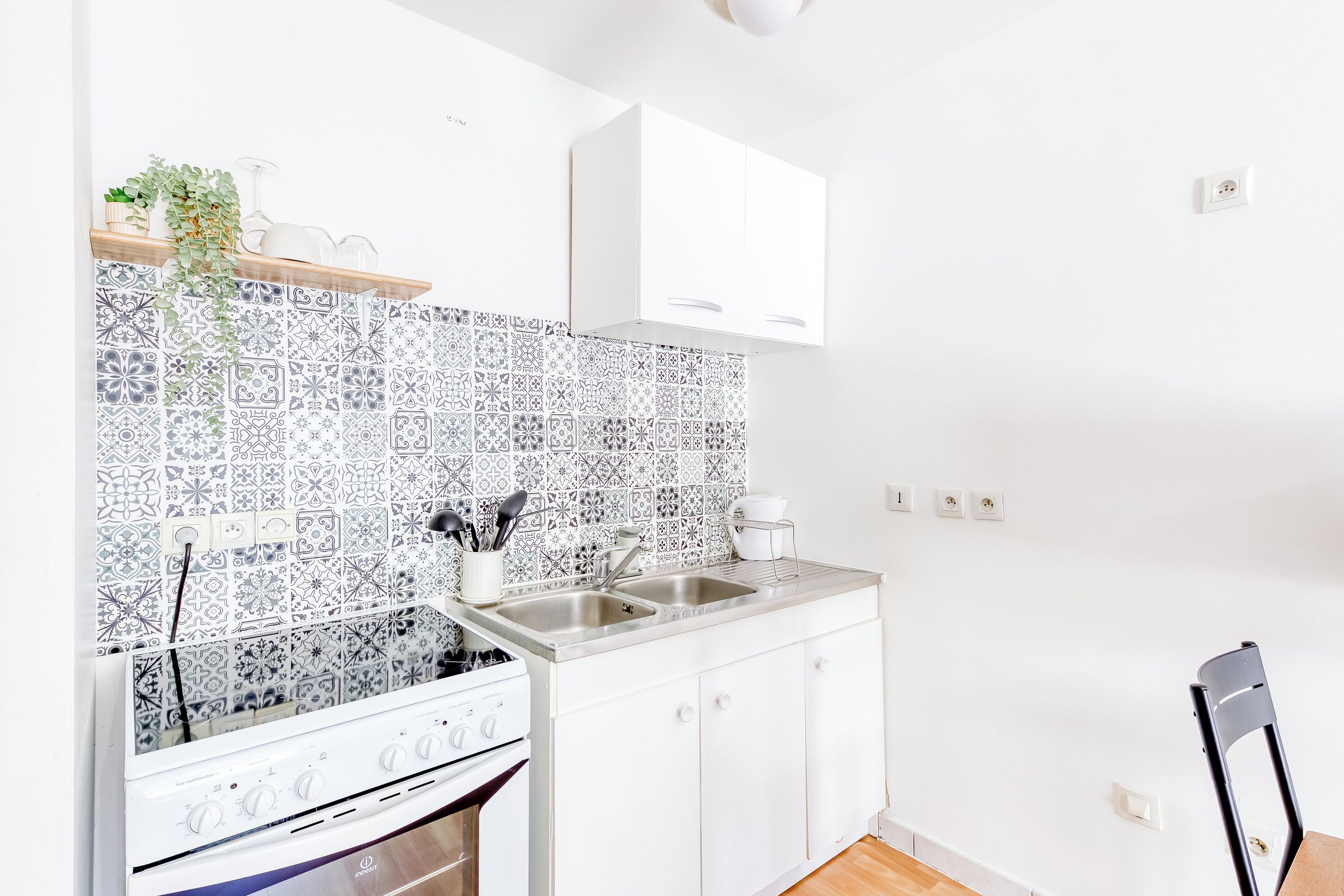 Fridge, microwave, oven, coffee/tea maker