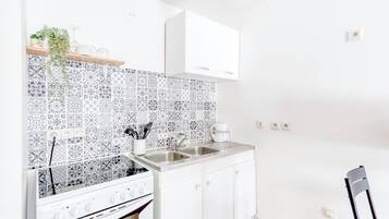 Fridge, microwave, oven, coffee/tea maker