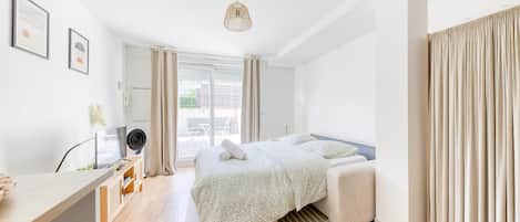 1 habitación, escritorio, tabla de planchar con plancha y wifi