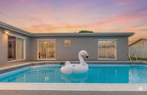 Pool - Villa 4BR Villa*Private Pool*BBQ Area*Near Beach (Margate)