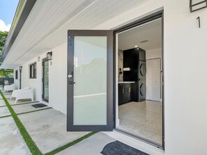 Terrace/patio - Miami Stay with Pool Luxury (Miami)