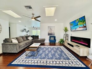 TV, fireplace, offices - Riverfront, King Bed, Pool & Nearby Beach (Sunrise)