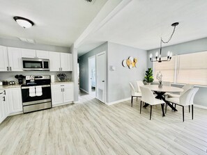 Fridge, microwave, oven, stovetop - Family-Friendly | Fire-pit | Pool Table & Soccer (Lakeland)