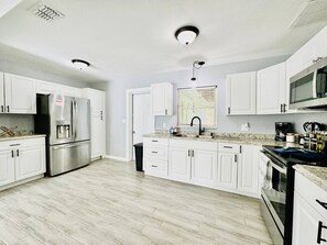 Fridge, microwave, oven, stovetop - Family-Friendly | Fire-pit | Pool Table & Soccer (Lakeland)
