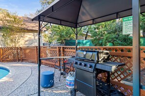 Outdoor dining - Heater Pool! 10 beds-4 K beds, Games, Gym, Theater (San Antonio)