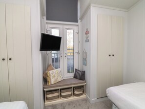 2 bedrooms, individually decorated, individually furnished - Indulgence Fishing Lodge With Private Hot Tub (Lincoln)