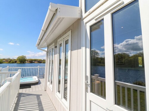 Indulgence Fishing Lodge With Private Hot Tub