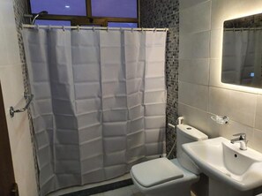 Haartrockner, Handtücher, Toilettenpapier