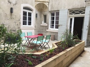 屋外ダイニングエリア