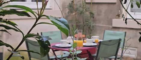 تناول الطعام بالخارج