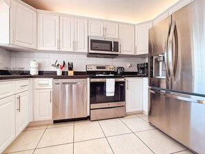 Fridge, microwave, oven, stovetop - Waterfront, Florida Vibes and Views - King Bed (Oakland Park)