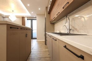 Fridge, microwave, oven, stovetop - Grandstay Apartments 007 (Durrës)