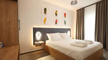 1 bedroom, desk, WiFi (free)