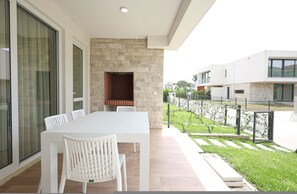 Outdoor dining - SanPietro Vacation Apartment 021 (Plazhi San Pietro)