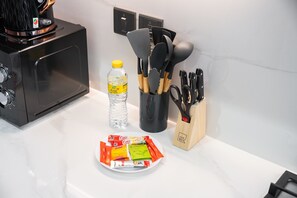 House - Free Housekeeping Visits During Your Stay - Stayshort - Stylish Studio Retreat in Meydan for 2 (Dubai)