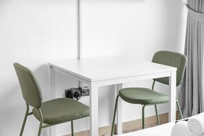 House - Free Housekeeping Visits During Your Stay - Stayshort - Stylish Studio Retreat in Meydan for 2 (Dubai)