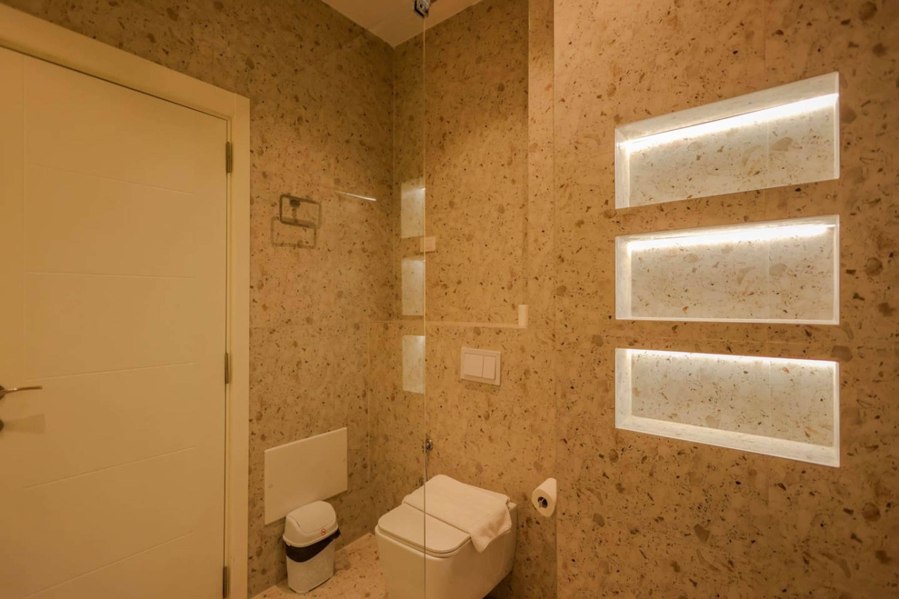 Un baño con inodoro, bidé y zona de ducha.