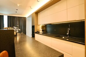 Fridge, microwave, oven, stovetop - Grandstay Apartments 010 (Durrës)