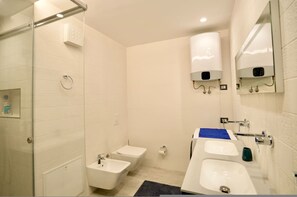 Hair dryer, towels - Grandstay Apartments 009 (Durrës)