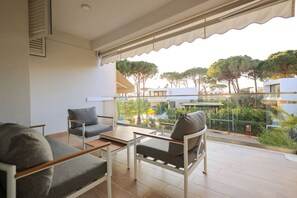 A balcony with a view of a residential area, furnished with a sofa and chairs, and a table. - Cozy Getaway near the Beach (Plazhi San Pietro)