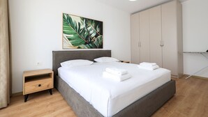 3 Schlafzimmer, Schreibtisch, Bügeleisen/Bügelbrett, Reisekinderbett