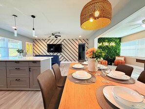Dining - Spacious Modern, King bed, Game room & more (Orlando)