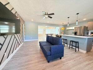 TV, stereo, offices - Spacious Modern, King bed, Game room & more (Orlando)
