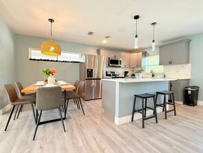 Fridge, microwave, oven, stovetop - Spacious Modern, King bed, Game room & more (Orlando)