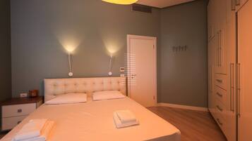1 bedroom, desk, WiFi (free)