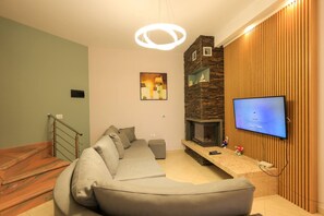 TV, fireplace, offices - Lura Villa 001 in Durrës (Durrës)