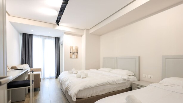 A hotel room with a bed, a desk, and a chair. - Beach Room 02 in Durrës (Durrës)