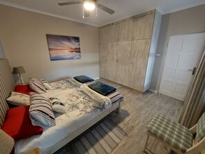 1 habitación, tabla de planchar con plancha, wifi y ropa de cama 
