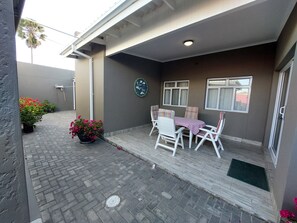 Outdoor dining - Cosy Apartment walking distance to town and the ocean (Swakopmund)