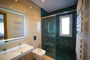 Een douche, handdoeken