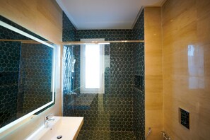 Shower, towels - Villa Apollon:  Seaside and luxurious (Marsa)