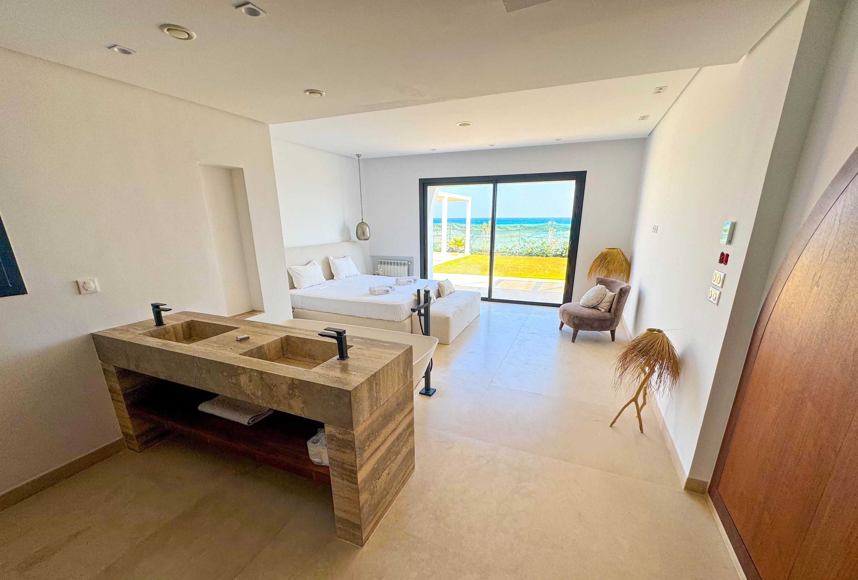 4 bedrooms, iron/ironing board, bed sheets