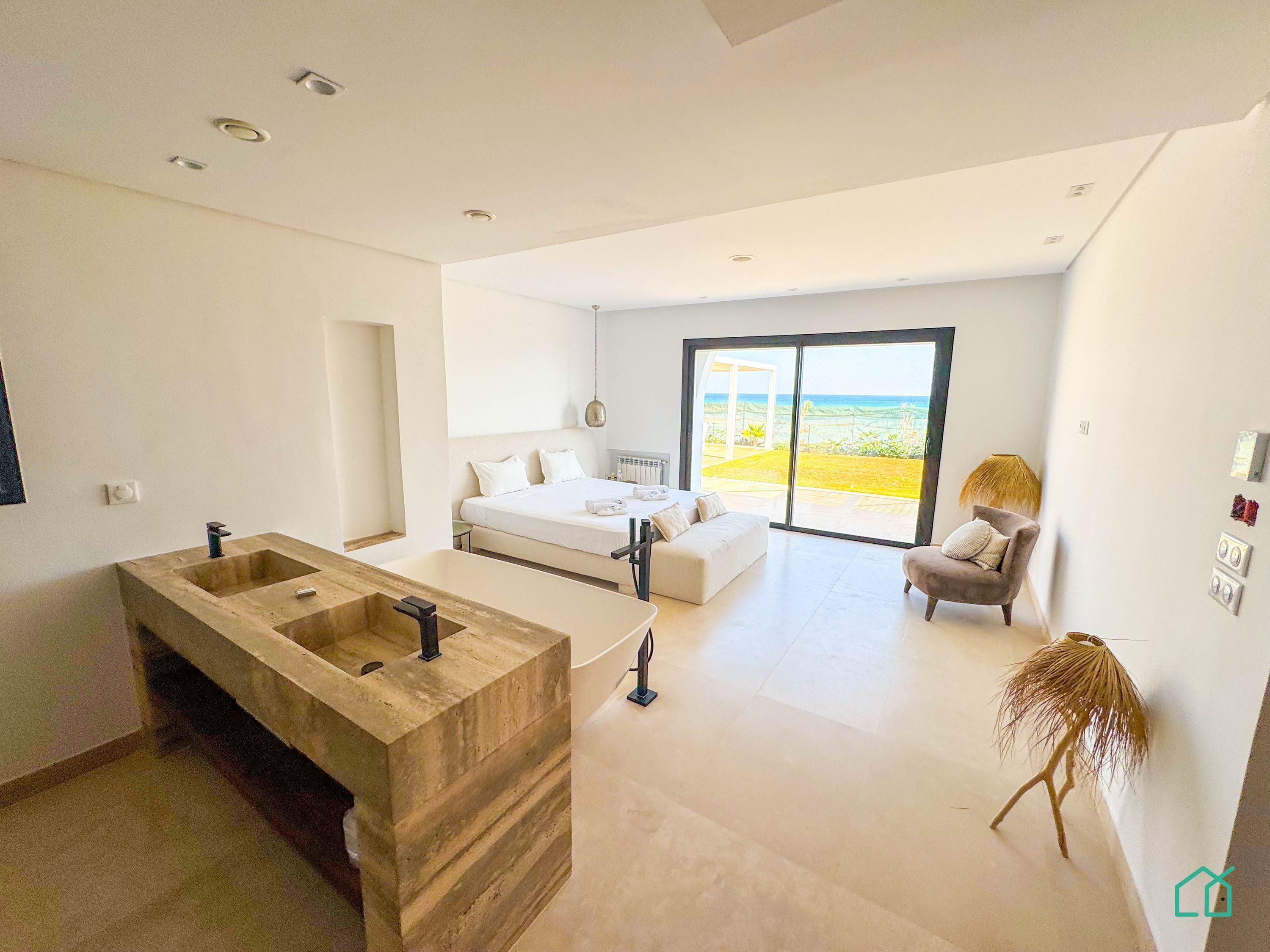 4 bedrooms, iron/ironing board, bed sheets